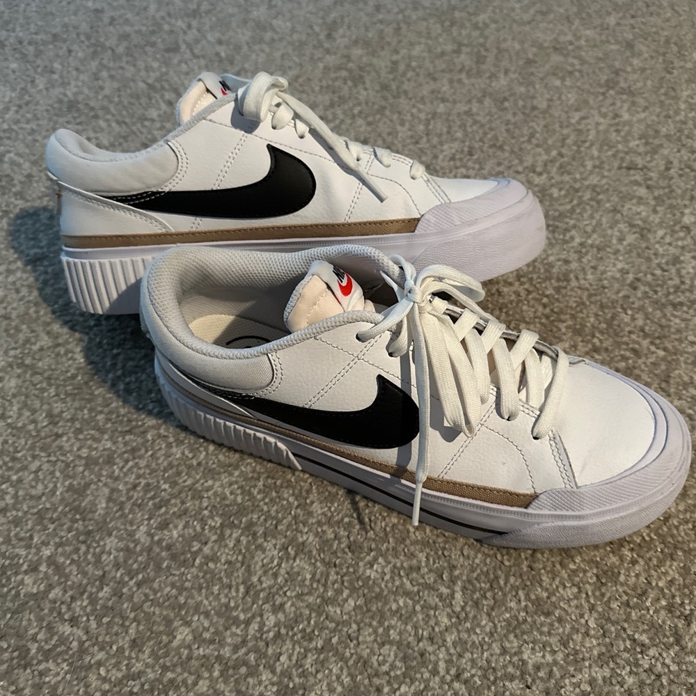 Women’s 8.5 Nike Court Legacy Lift Platform